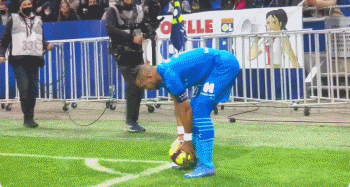 德媒：因哥哥突然去世，RB莱比锡中场坎普尔将退役照顾家人（德媒：兄长骤逝，RB莱比锡中场坎普尔将退役陪伴家人）