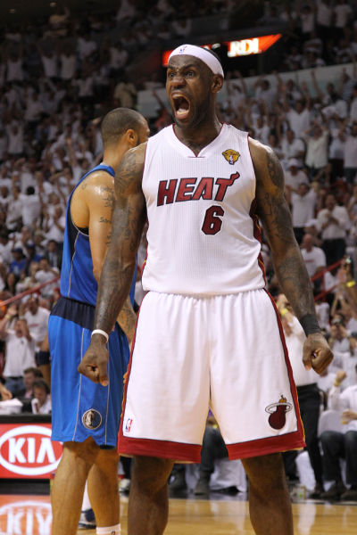 意甲爆笑剧场：绿黑小旋风VS紫百合魔法团，今晚谁家厨房不冒烟？（意甲欢乐夜：绿黑旋风战紫百合魔阵，今夜哪家锅先开？）