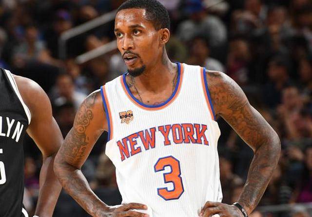 中超赛场争议判罚：VAR判罚引发热议,（中超赛场再起争议，VAR判定引发热议）