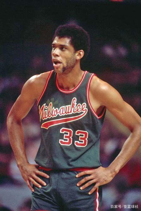 长春亚泰队启程出征青岛时，球迷用歌声为将士们送行（长春亚泰出征青岛，球迷以歌声送行）