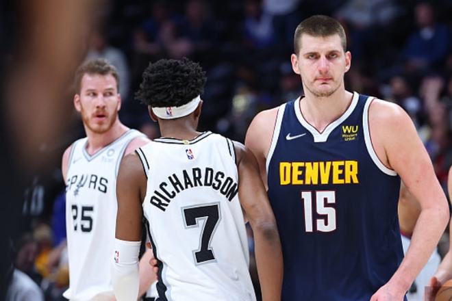 记者：德容因个人事务缺席对阵阿拉维斯的比赛（记者：德容因私事无缘与阿拉维斯之战）